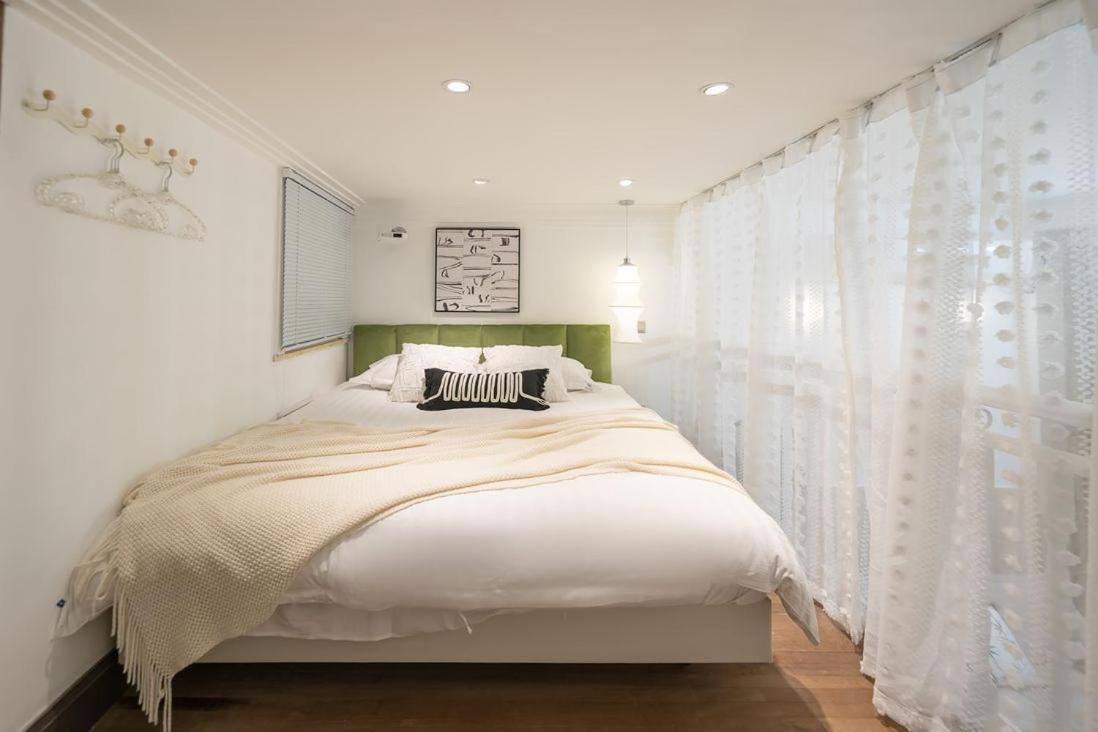 Apartment Hills & Serendipity Family Boutique Near Line13 Mid Huaihai Road Shanghai